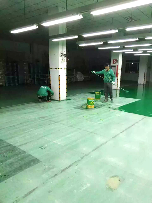 12月6日常熟汽車配件公司簡(jiǎn)易環(huán)氧地坪翻新：滾涂環(huán)氧面漆