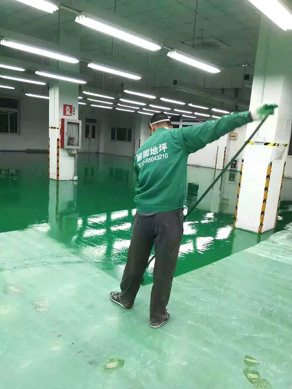 12月6日常熟汽車配件公司簡(jiǎn)易環(huán)氧地坪翻新：滾涂環(huán)氧面漆